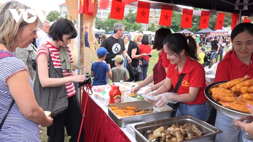 International friends impressed with Vietnamese dishes at food festival in Czech Republic